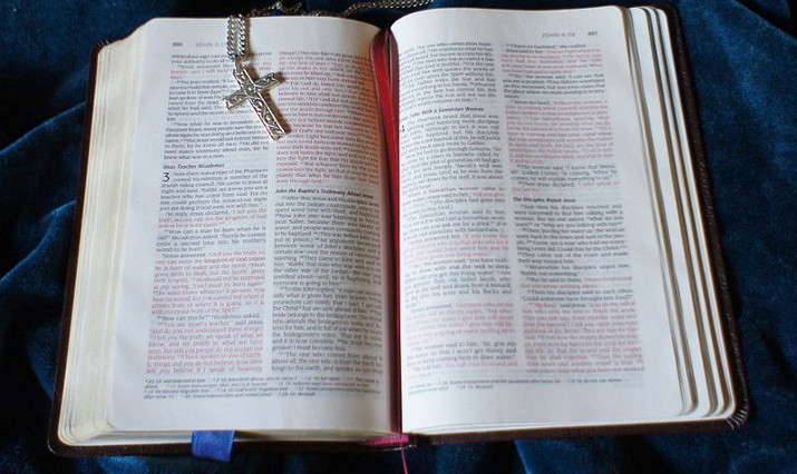 800px-Bible_Johns_Gospel_3_16crop